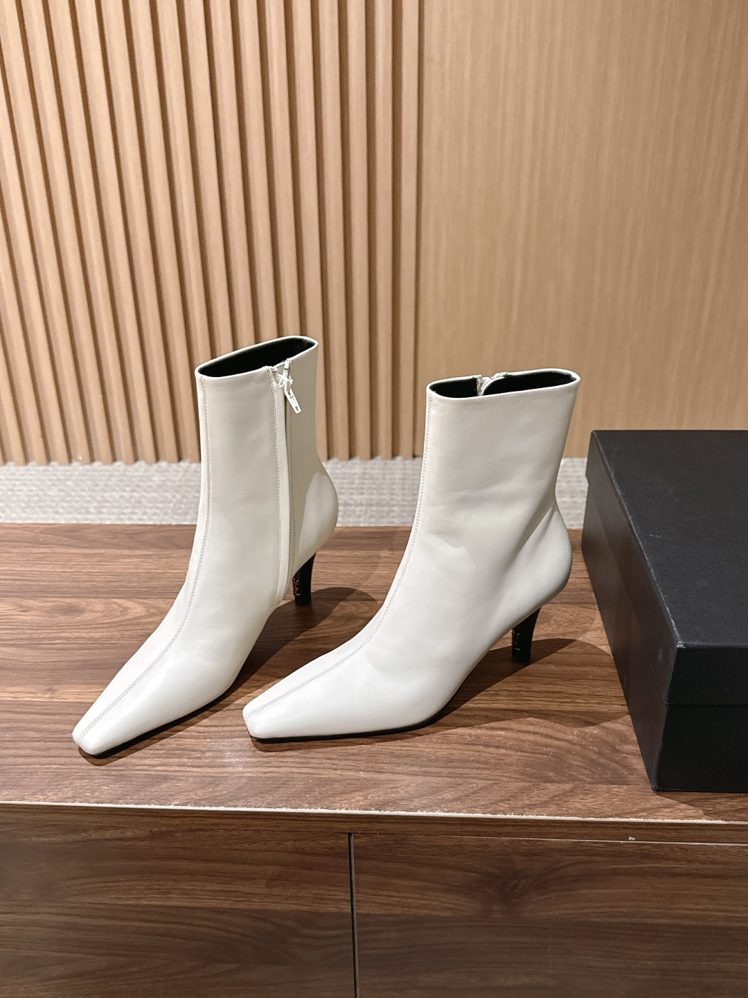 Saint Laurent 圣罗兰YSL简约风高奢质感经典小方头高跟短靴系列 小方头+细高跟+紧身靴筒，是YSL标志性的