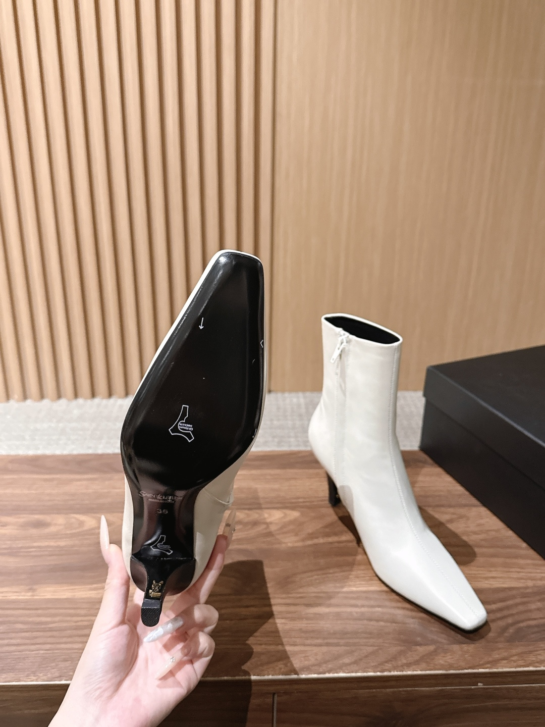 Saint Laurent 圣罗兰YSL简约风高奢质感经典小方头高跟短靴系列 小方头+细高跟+紧身靴筒，是YSL标志性的