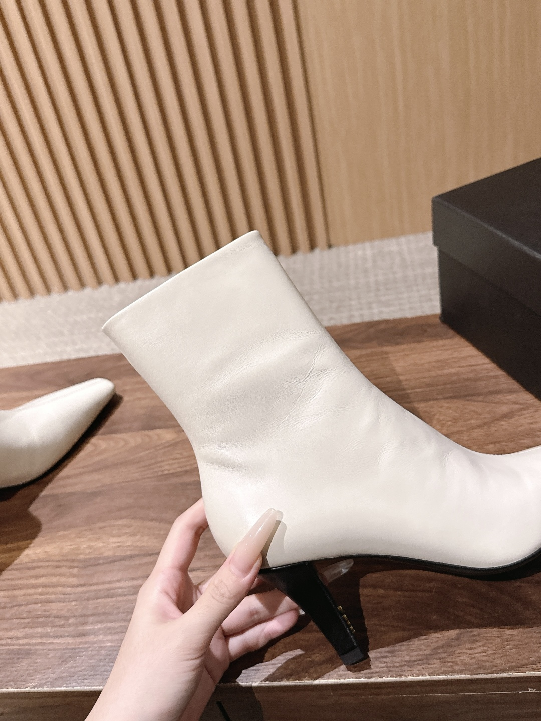 Saint Laurent 圣罗兰YSL简约风高奢质感经典小方头高跟短靴系列 小方头+细高跟+紧身靴筒，是YSL标志性的