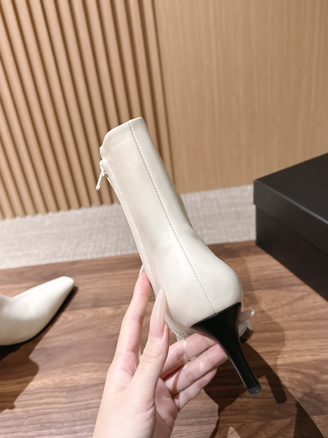 Saint Laurent 圣罗兰YSL简约风高奢质感经典小方头高跟短靴系列 小方头+细高跟+紧身靴筒，是YSL标志性的