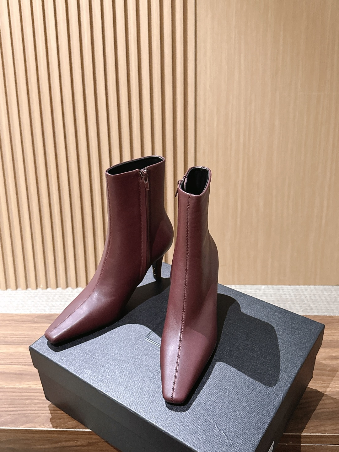 Saint Laurent 圣罗兰YSL简约风高奢质感经典小方头高跟短靴系列 小方头+细高跟+紧身靴筒，是YSL标志性的