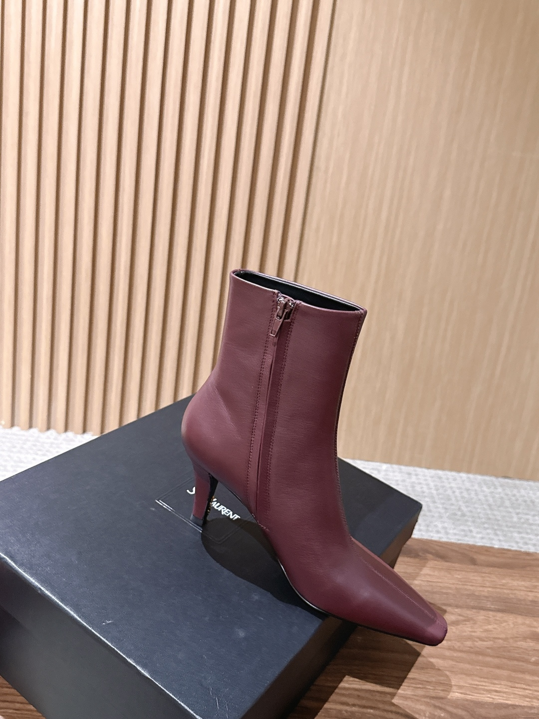 Saint Laurent 圣罗兰YSL简约风高奢质感经典小方头高跟短靴系列 小方头+细高跟+紧身靴筒，是YSL标志性的