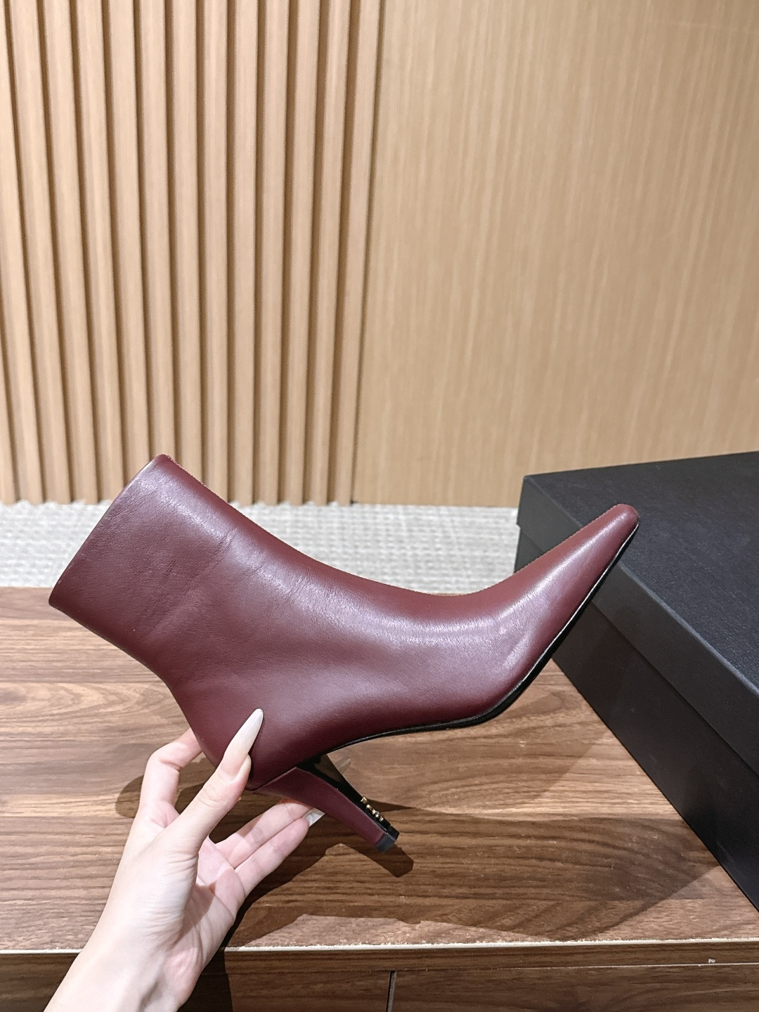 Saint Laurent 圣罗兰YSL简约风高奢质感经典小方头高跟短靴系列 小方头+细高跟+紧身靴筒，是YSL标志性的