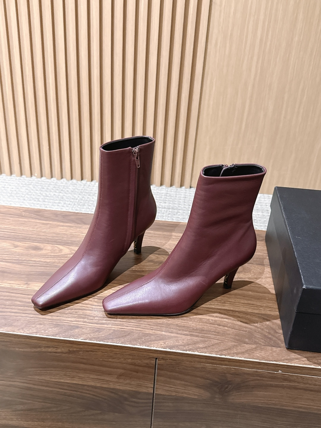 Saint Laurent 圣罗兰YSL简约风高奢质感经典小方头高跟短靴系列 小方头+细高跟+紧身靴筒，是YSL标志性的