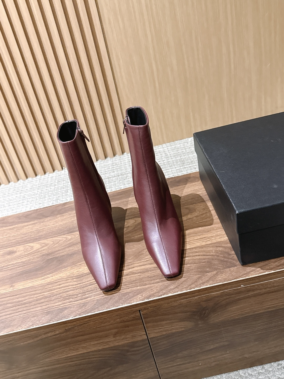 Saint Laurent 圣罗兰YSL简约风高奢质感经典小方头高跟短靴系列 小方头+细高跟+紧身靴筒，是YSL标志性的