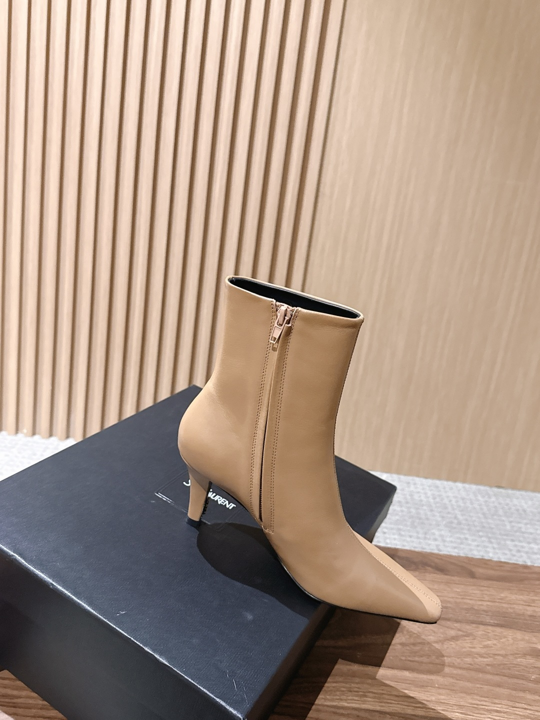 Saint Laurent 圣罗兰YSL简约风高奢质感经典小方头高跟短靴系列 小方头+细高跟+紧身靴筒,是YSL标志性的 Saint Laurent 圣罗兰YSL简约风高奢质感经典小方头高跟短靴系列 小方头+细高跟+紧身靴筒,是YSL标志性的