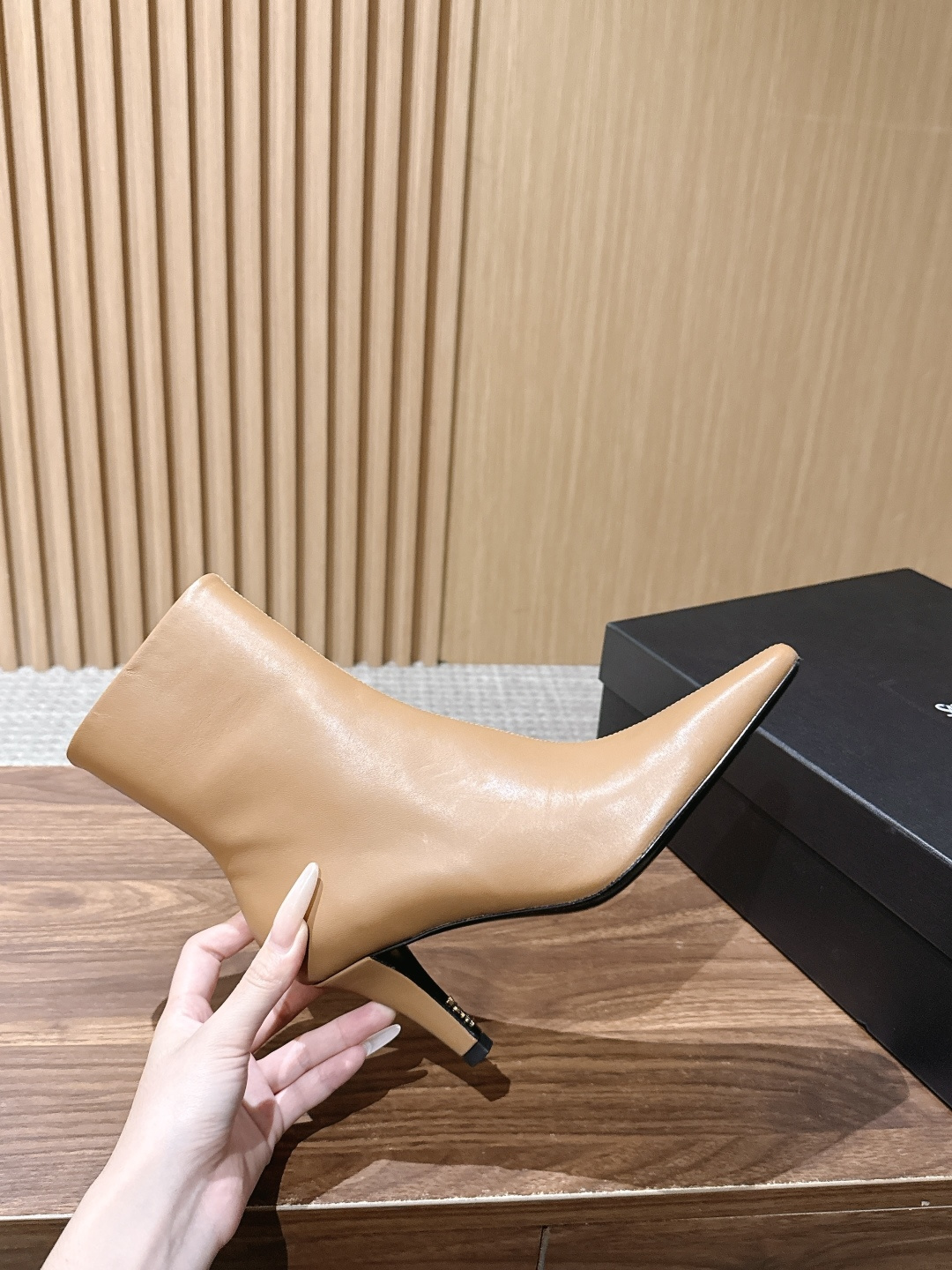 Saint Laurent 圣罗兰YSL简约风高奢质感经典小方头高跟短靴系列 小方头+细高跟+紧身靴筒,是YSL标志性的 Saint Laurent 圣罗兰YSL简约风高奢质感经典小方头高跟短靴系列 小方头+细高跟+紧身靴筒,是YSL标志性的