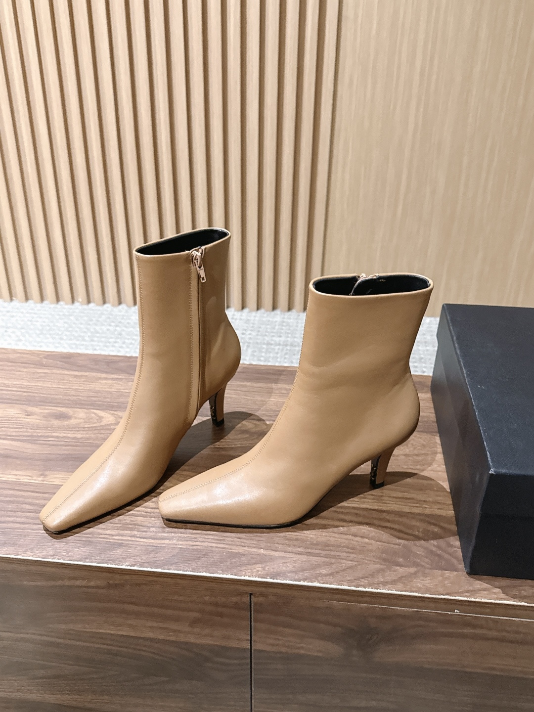Saint Laurent 圣罗兰YSL简约风高奢质感经典小方头高跟短靴系列 小方头+细高跟+紧身靴筒,是YSL标志性的 Saint Laurent 圣罗兰YSL简约风高奢质感经典小方头高跟短靴系列 小方头+细高跟+紧身靴筒,是YSL标志性的