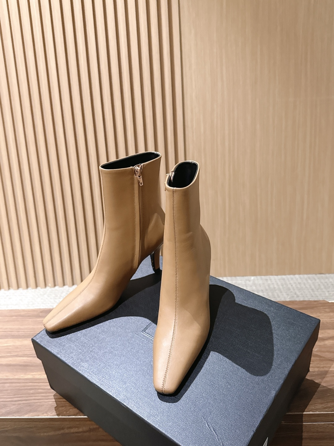 Saint Laurent 圣罗兰YSL简约风高奢质感经典小方头高跟短靴系列 小方头+细高跟+紧身靴筒,是YSL标志性的 Saint Laurent 圣罗兰YSL简约风高奢质感经典小方头高跟短靴系列 小方头+细高跟+紧身靴筒,是YSL标志性的