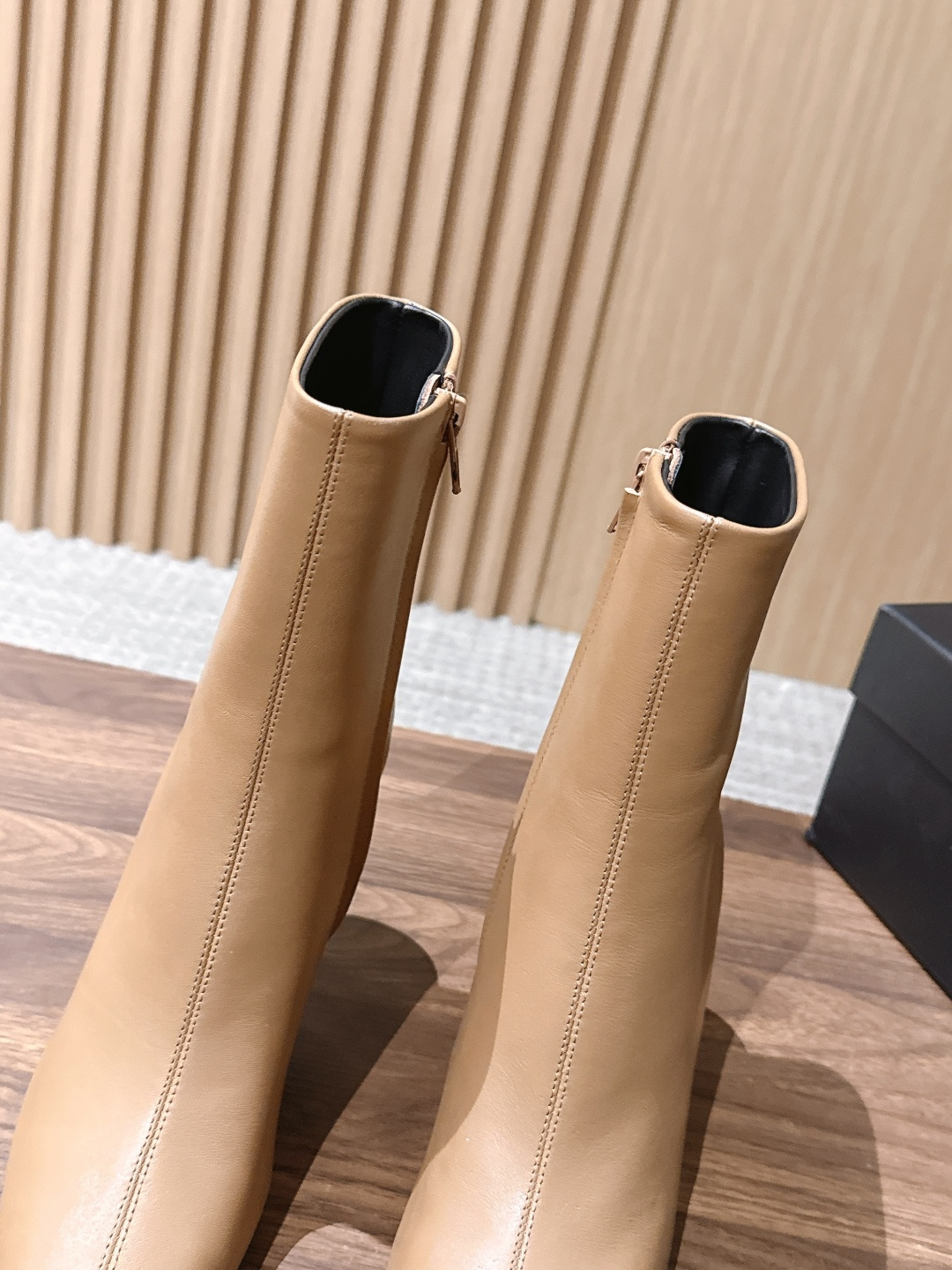 Saint Laurent 圣罗兰YSL简约风高奢质感经典小方头高跟短靴系列 小方头+细高跟+紧身靴筒,是YSL标志性的 Saint Laurent 圣罗兰YSL简约风高奢质感经典小方头高跟短靴系列 小方头+细高跟+紧身靴筒,是YSL标志性的