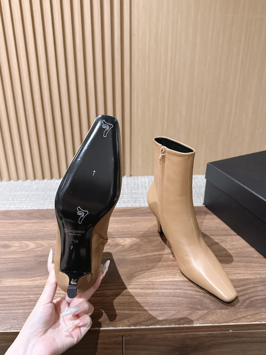 Saint Laurent 圣罗兰YSL简约风高奢质感经典小方头高跟短靴系列 小方头+细高跟+紧身靴筒,是YSL标志性的 Saint Laurent 圣罗兰YSL简约风高奢质感经典小方头高跟短靴系列 小方头+细高跟+紧身靴筒,是YSL标志性的