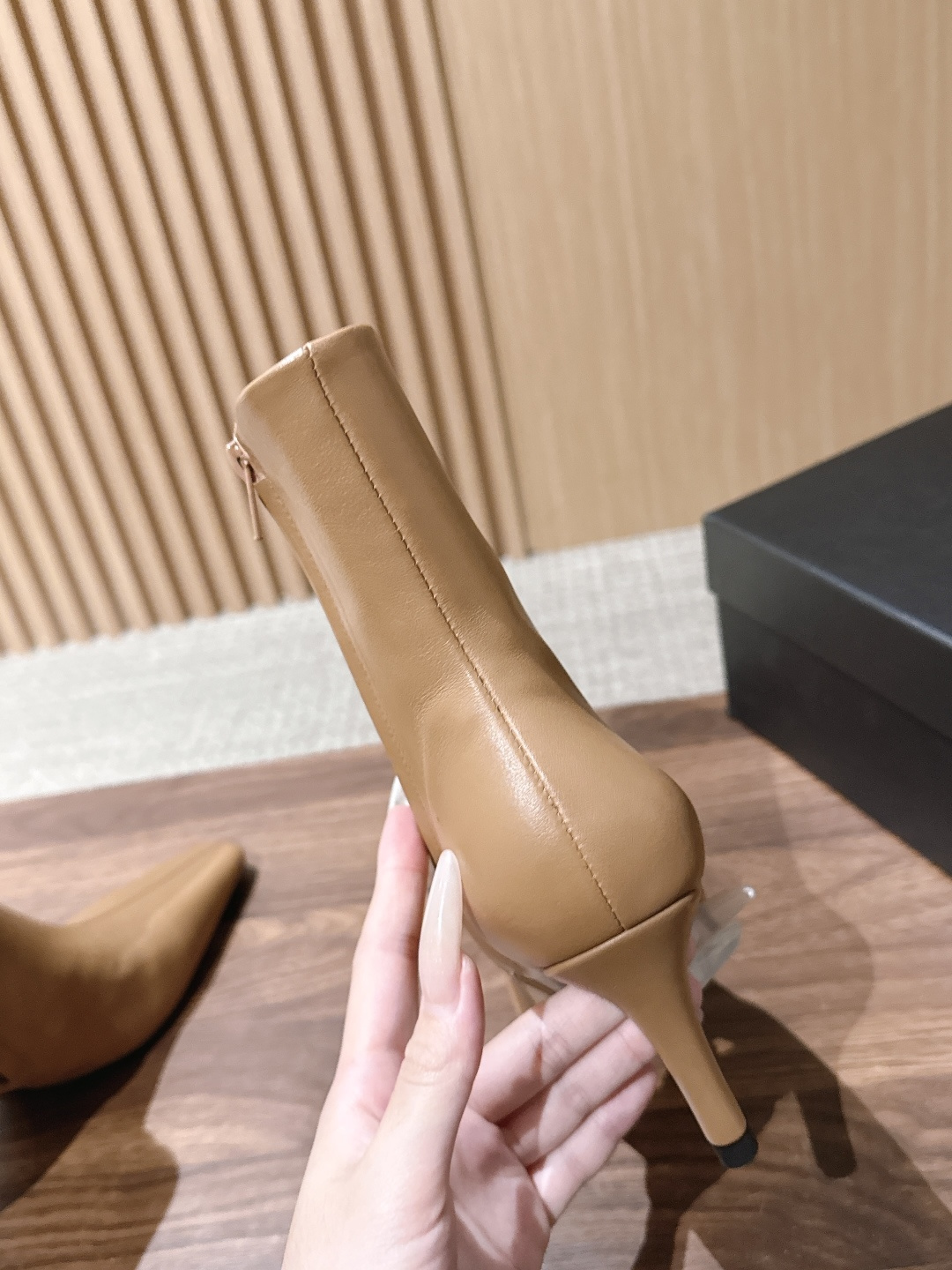 Saint Laurent 圣罗兰YSL简约风高奢质感经典小方头高跟短靴系列 小方头+细高跟+紧身靴筒,是YSL标志性的 Saint Laurent 圣罗兰YSL简约风高奢质感经典小方头高跟短靴系列 小方头+细高跟+紧身靴筒,是YSL标志性的