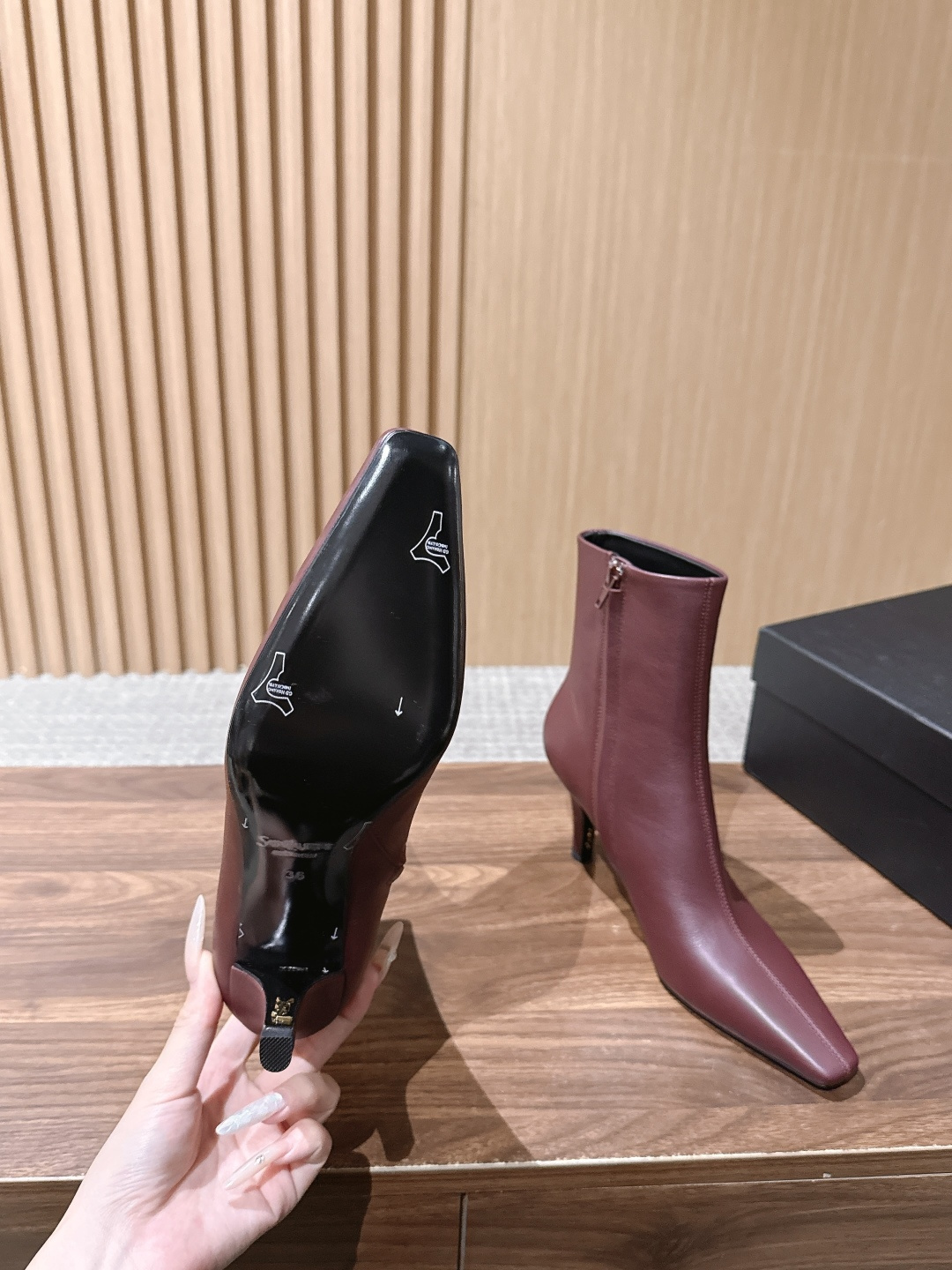 Saint Laurent 圣罗兰YSL简约风高奢质感经典小方头高跟短靴系列 小方头+细高跟+紧身靴筒，是YSL标志性的