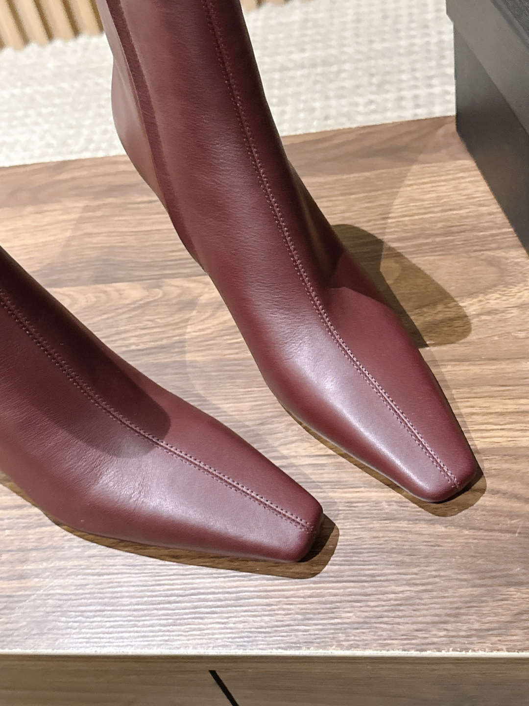Saint Laurent 圣罗兰YSL简约风高奢质感经典小方头高跟短靴系列 小方头+细高跟+紧身靴筒，是YSL标志性的