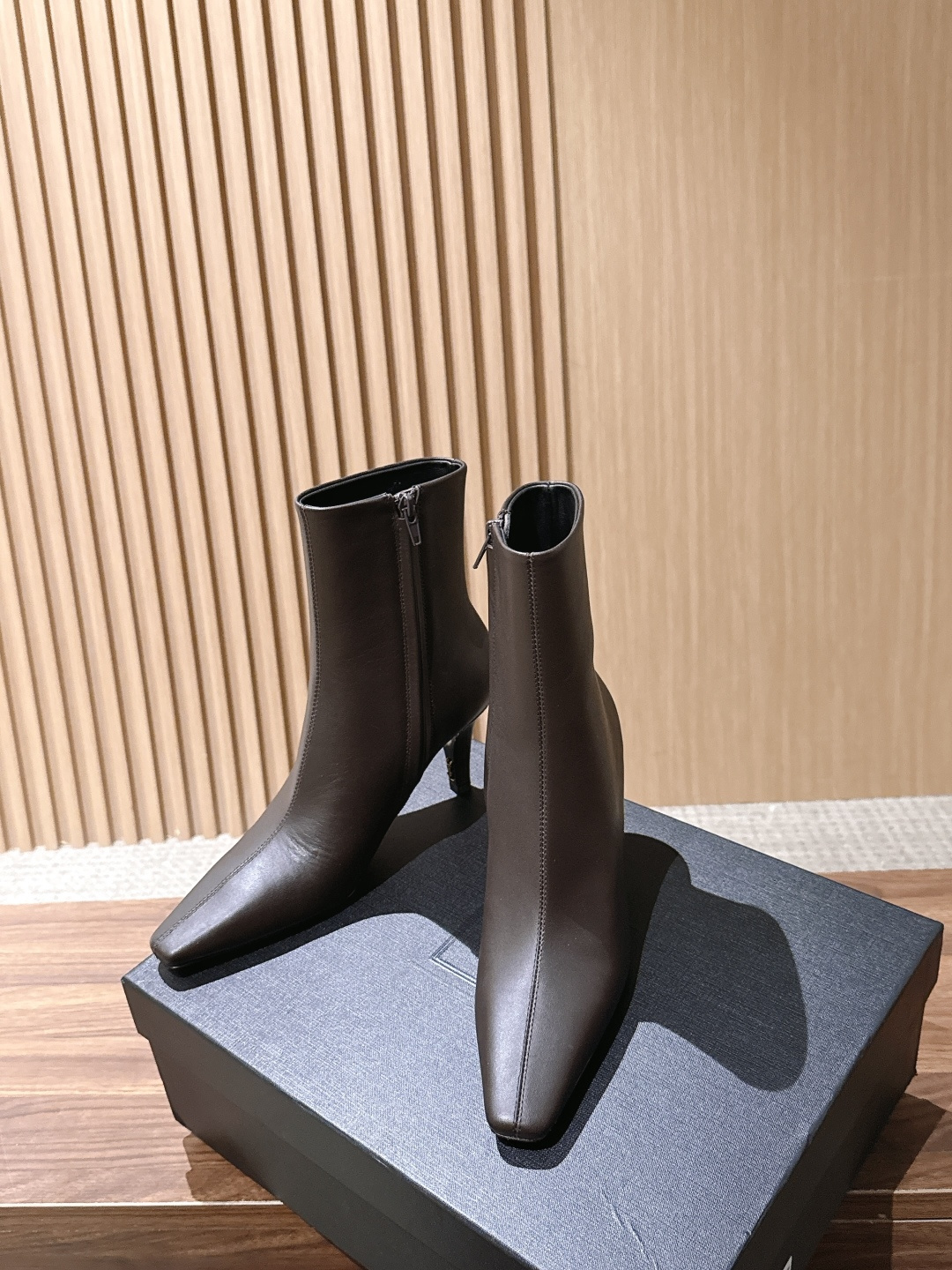 Saint Laurent 圣罗兰YSL简约风高奢质感经典小方头高跟短靴系列 小方头+细高跟+紧身靴筒，是YSL标志性的