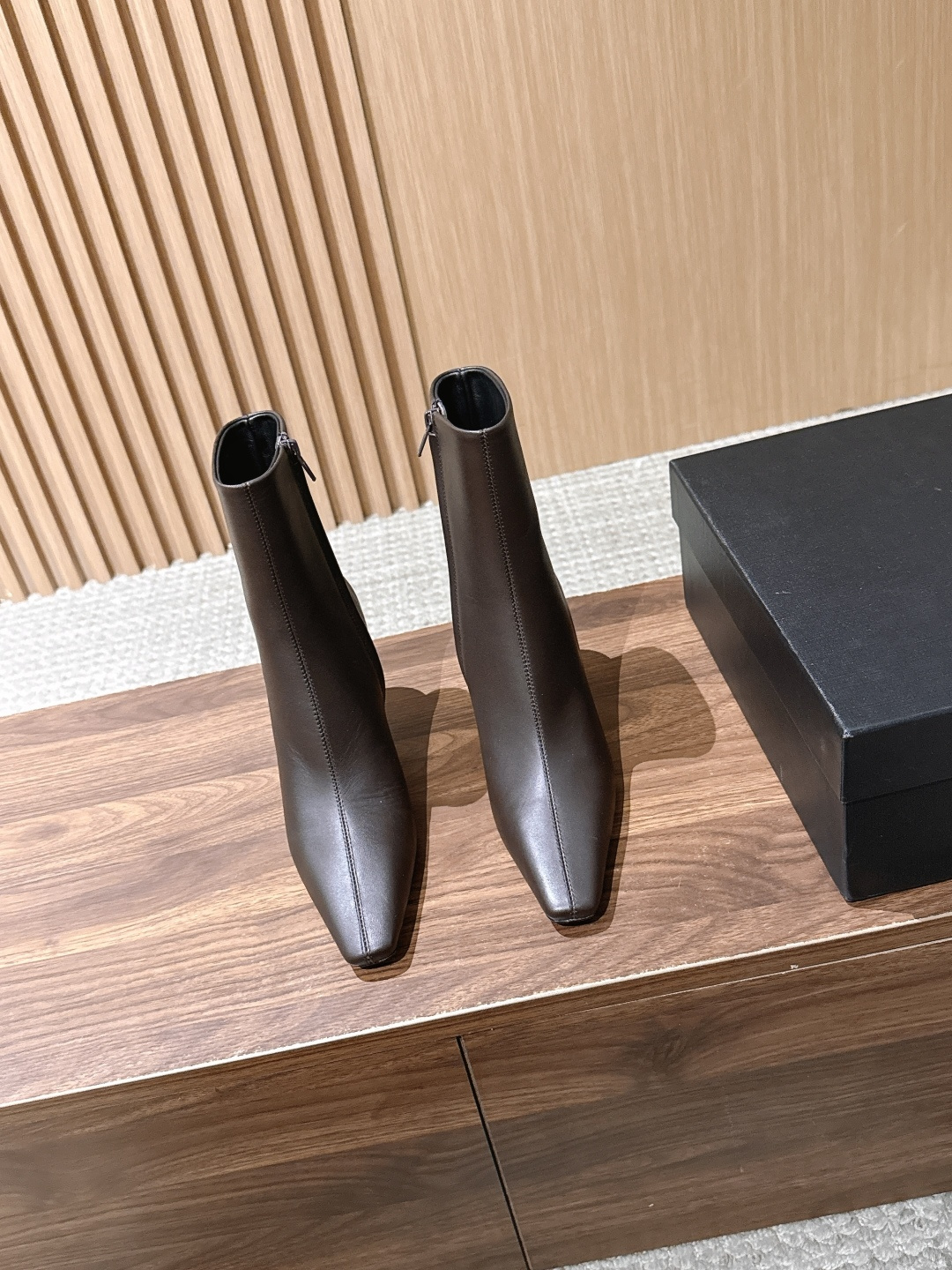 Saint Laurent 圣罗兰YSL简约风高奢质感经典小方头高跟短靴系列 小方头+细高跟+紧身靴筒,是YSL标志性的 Saint Laurent 圣罗兰YSL简约风高奢质感经典小方头高跟短靴系列 小方头+细高跟+紧身靴筒,是YSL标志性的