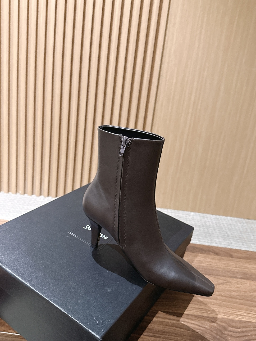 Saint Laurent 圣罗兰YSL简约风高奢质感经典小方头高跟短靴系列 小方头+细高跟+紧身靴筒，是YSL标志性的
