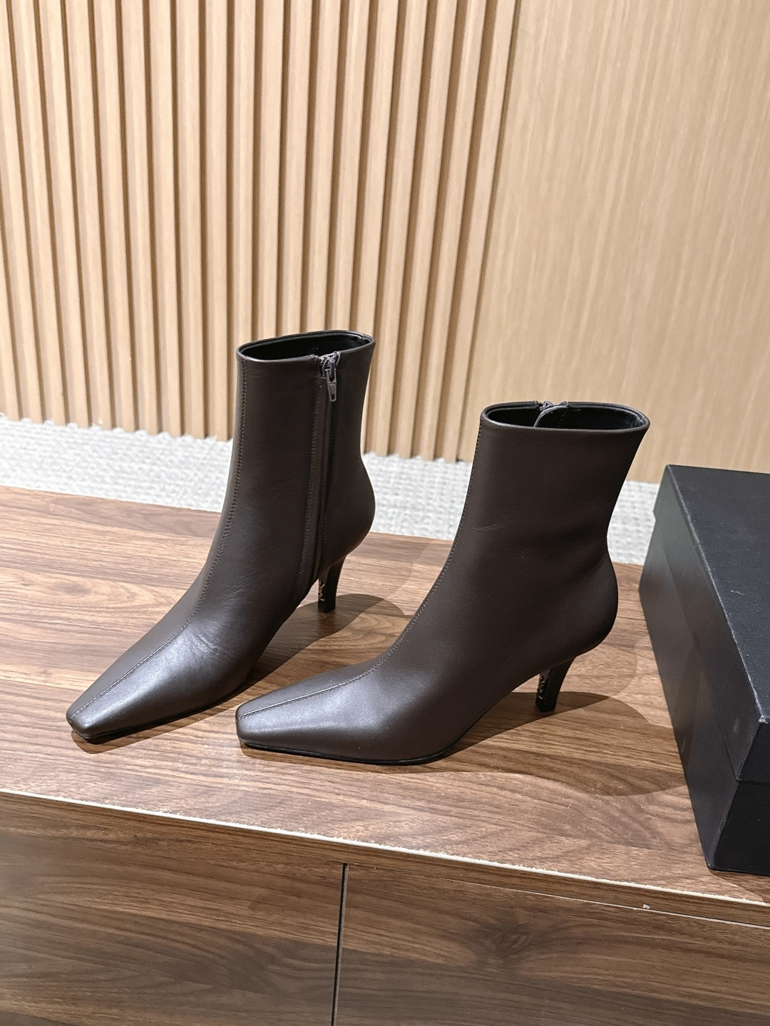 Saint Laurent 圣罗兰YSL简约风高奢质感经典小方头高跟短靴系列 小方头+细高跟+紧身靴筒，是YSL标志性的