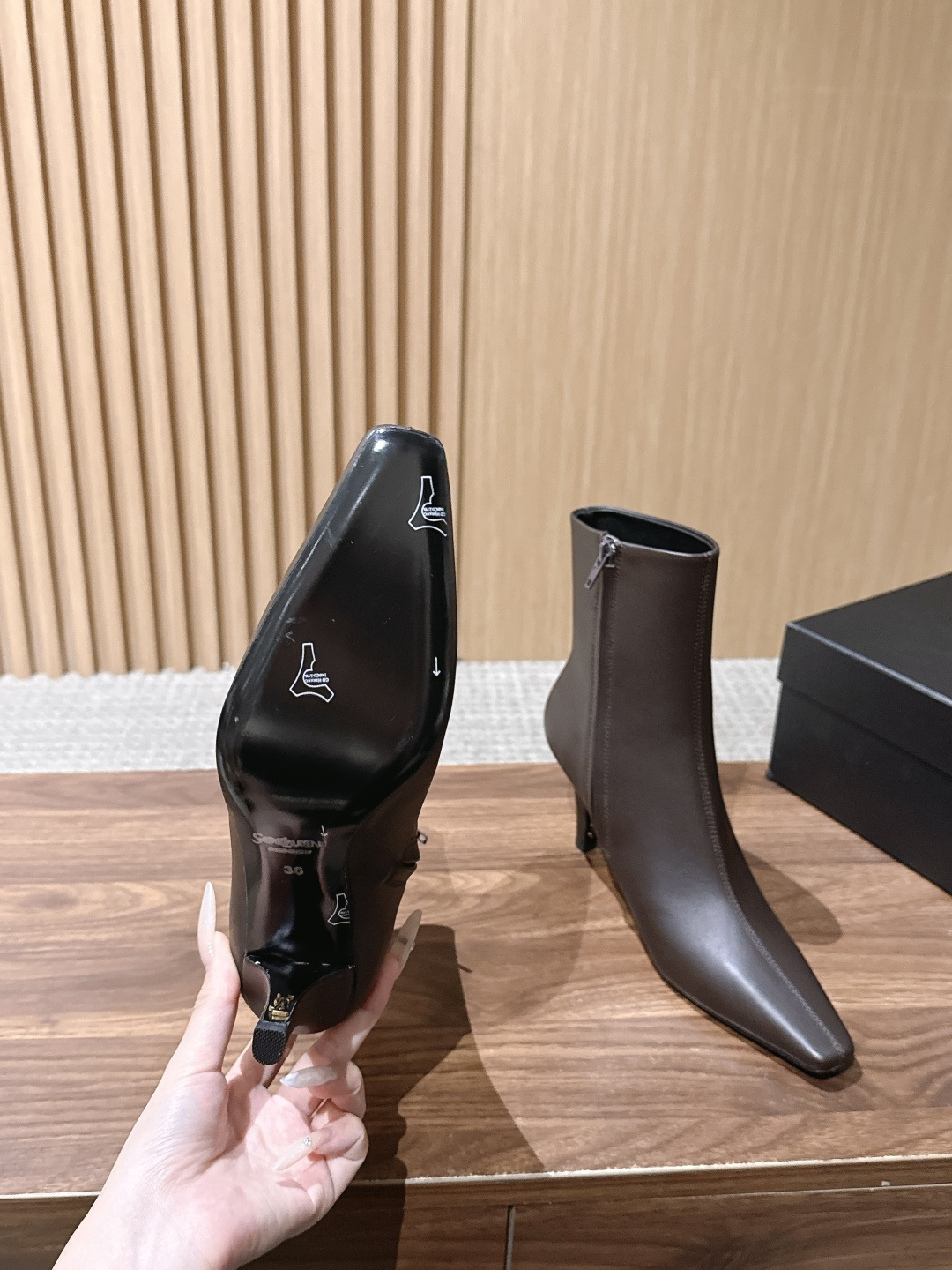 Saint Laurent 圣罗兰YSL简约风高奢质感经典小方头高跟短靴系列 小方头+细高跟+紧身靴筒，是YSL标志性的