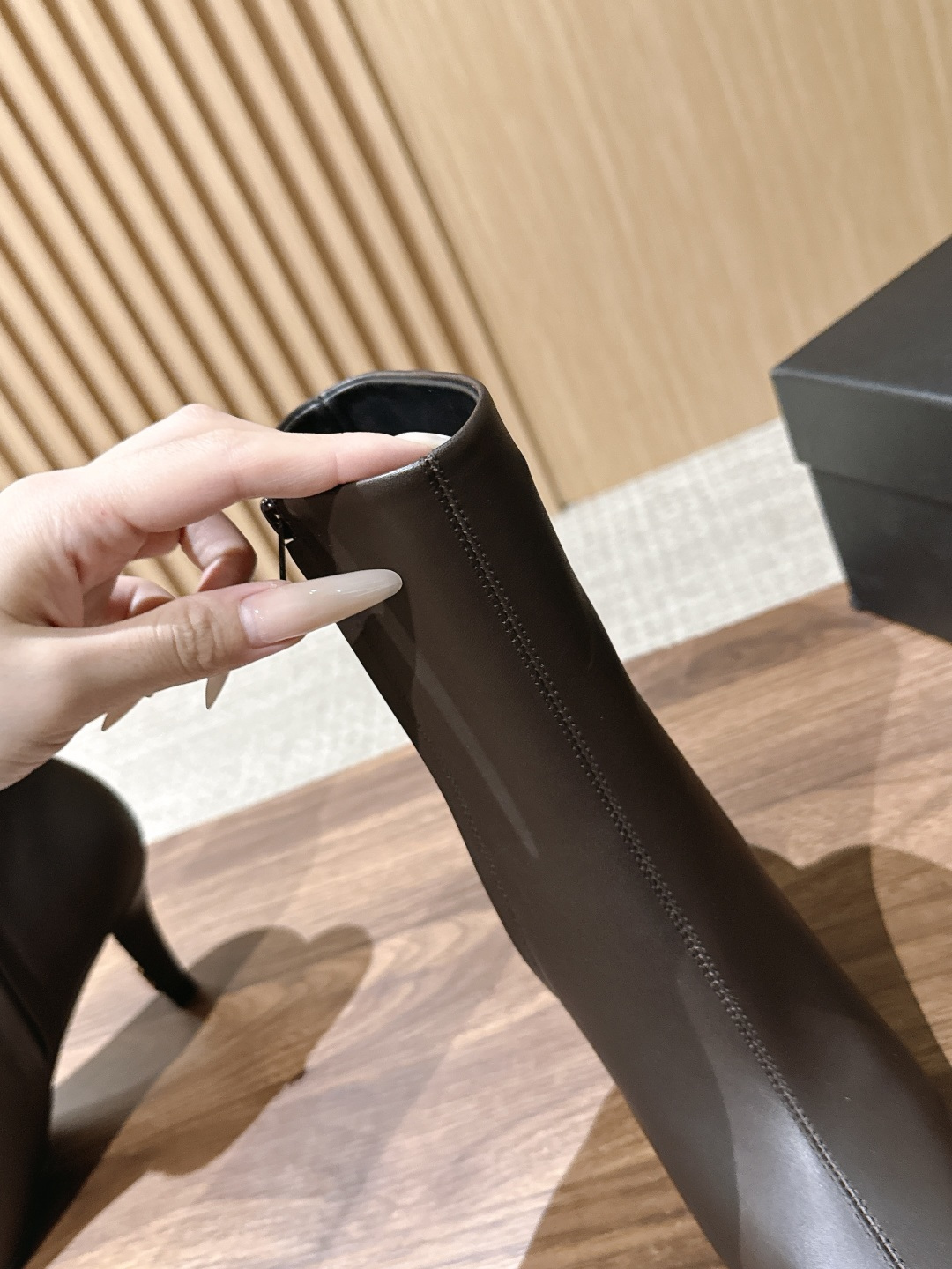 Saint Laurent 圣罗兰YSL简约风高奢质感经典小方头高跟短靴系列 小方头+细高跟+紧身靴筒，是YSL标志性的