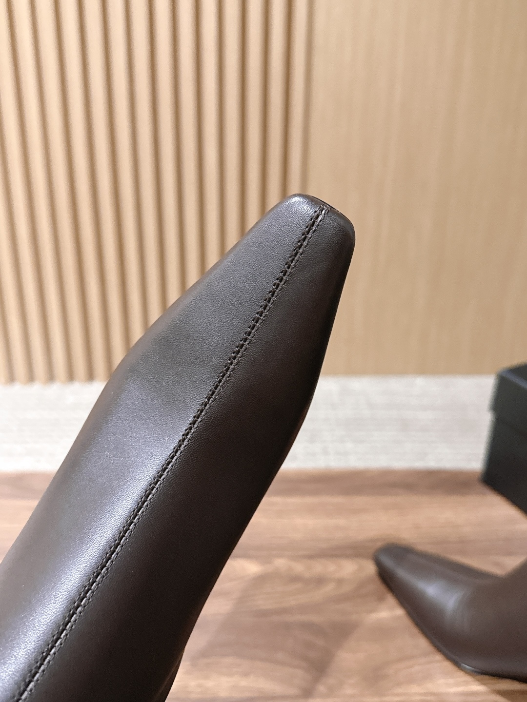 Saint Laurent 圣罗兰YSL简约风高奢质感经典小方头高跟短靴系列 小方头+细高跟+紧身靴筒，是YSL标志性的