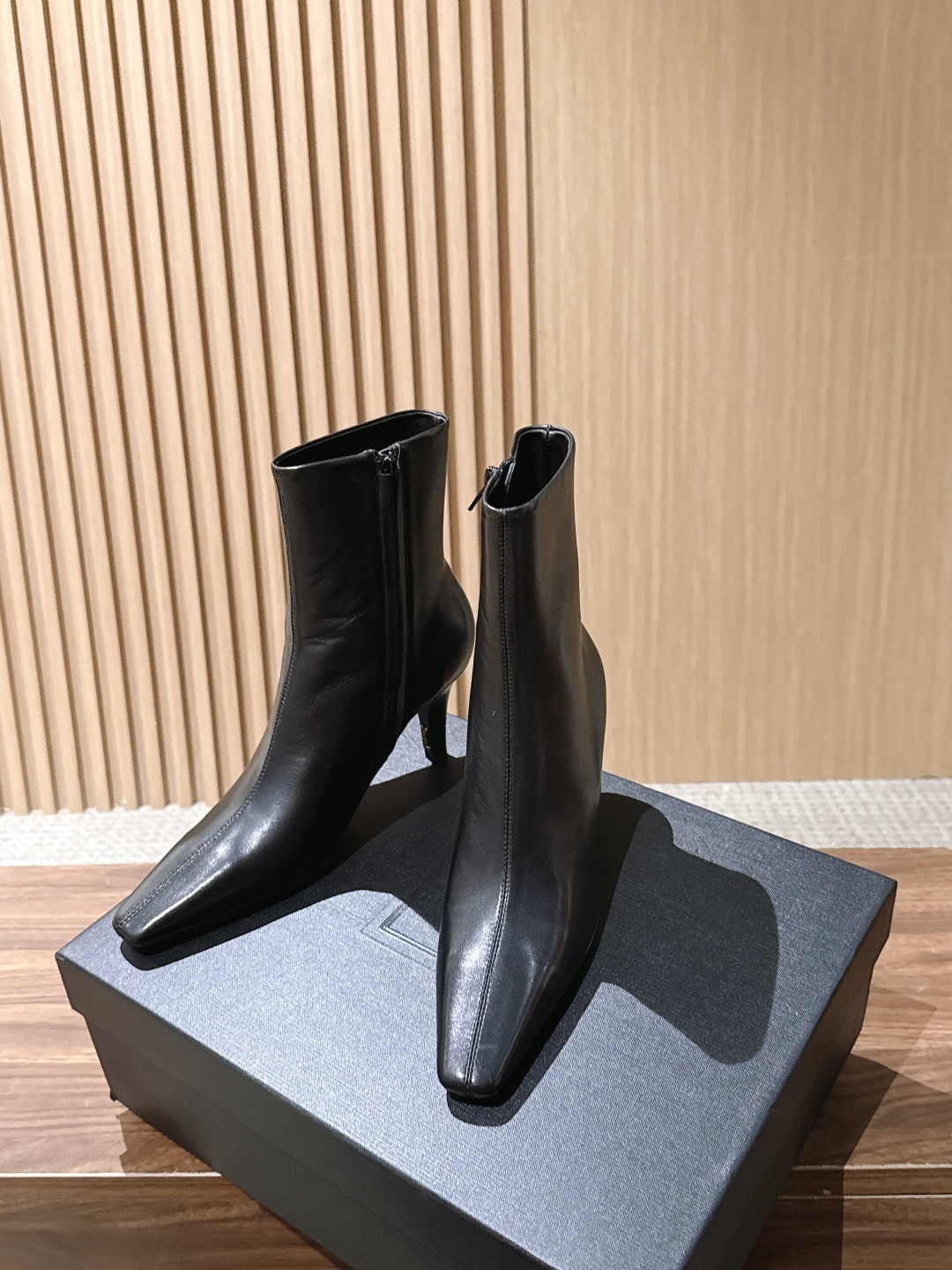 Saint Laurent 圣罗兰YSL简约风高奢质感经典小方头高跟短靴系列 小方头+细高跟+紧身靴筒,是YSL标志性的 Saint Laurent 圣罗兰YSL简约风高奢质感经典小方头高跟短靴系列 小方头+细高跟+紧身靴筒,是YSL标志性的