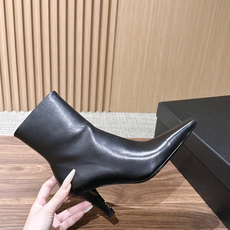 Saint Laurent 圣罗兰YSL简约风高奢质感经典小方头高跟短靴系列 小方头+细高跟+紧身靴筒,是YSL标志性的 Saint Laurent 圣罗兰YSL简约风高奢质感经典小方头高跟短靴系列 小方头+细高跟+紧身靴筒,是YSL标志性的