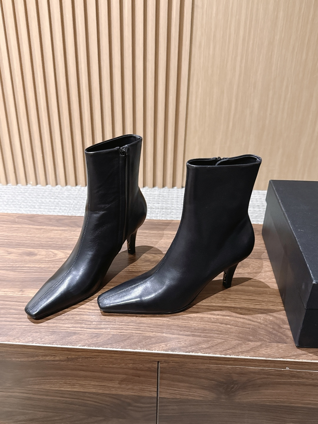 Saint Laurent 圣罗兰YSL简约风高奢质感经典小方头高跟短靴系列 小方头+细高跟+紧身靴筒,是YSL标志性的 Saint Laurent 圣罗兰YSL简约风高奢质感经典小方头高跟短靴系列 小方头+细高跟+紧身靴筒,是YSL标志性的