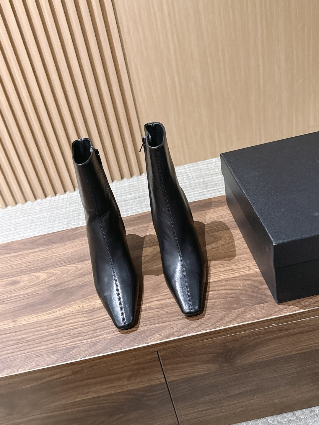 Saint Laurent 圣罗兰YSL简约风高奢质感经典小方头高跟短靴系列 小方头+细高跟+紧身靴筒,是YSL标志性的 Saint Laurent 圣罗兰YSL简约风高奢质感经典小方头高跟短靴系列 小方头+细高跟+紧身靴筒,是YSL标志性的