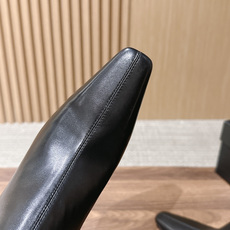 Saint Laurent 圣罗兰YSL简约风高奢质感经典小方头高跟短靴系列 小方头+细高跟+紧身靴筒,是YSL标志性的 Saint Laurent 圣罗兰YSL简约风高奢质感经典小方头高跟短靴系列 小方头+细高跟+紧身靴筒,是YSL标志性的