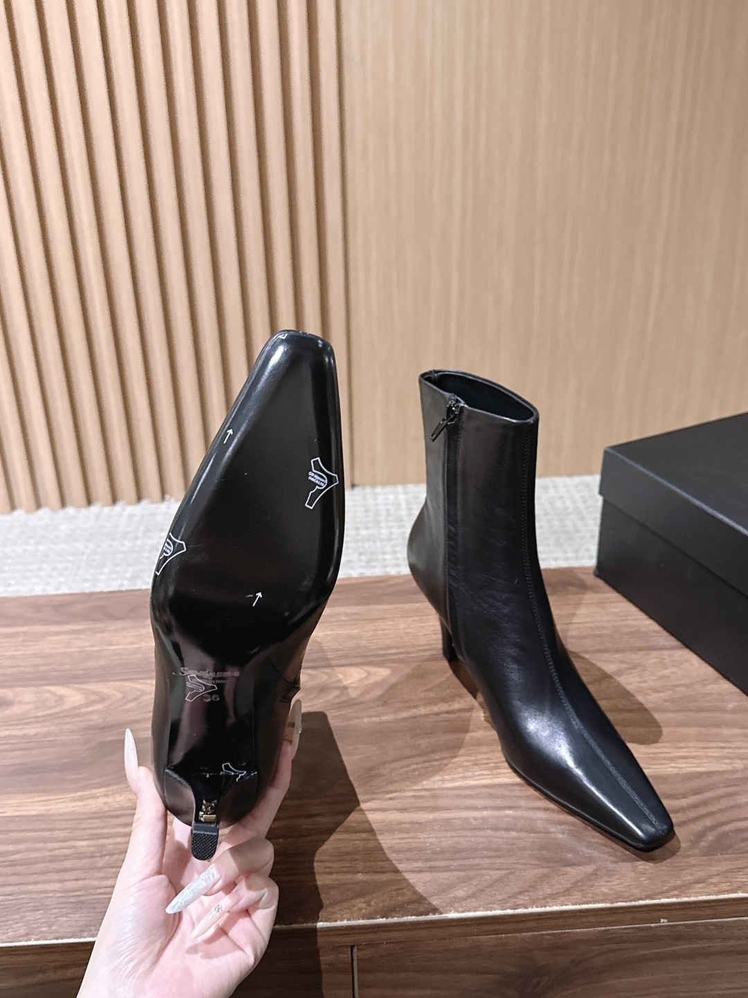 Saint Laurent 圣罗兰YSL简约风高奢质感经典小方头高跟短靴系列 小方头+细高跟+紧身靴筒,是YSL标志性的 Saint Laurent 圣罗兰YSL简约风高奢质感经典小方头高跟短靴系列 小方头+细高跟+紧身靴筒,是YSL标志性的