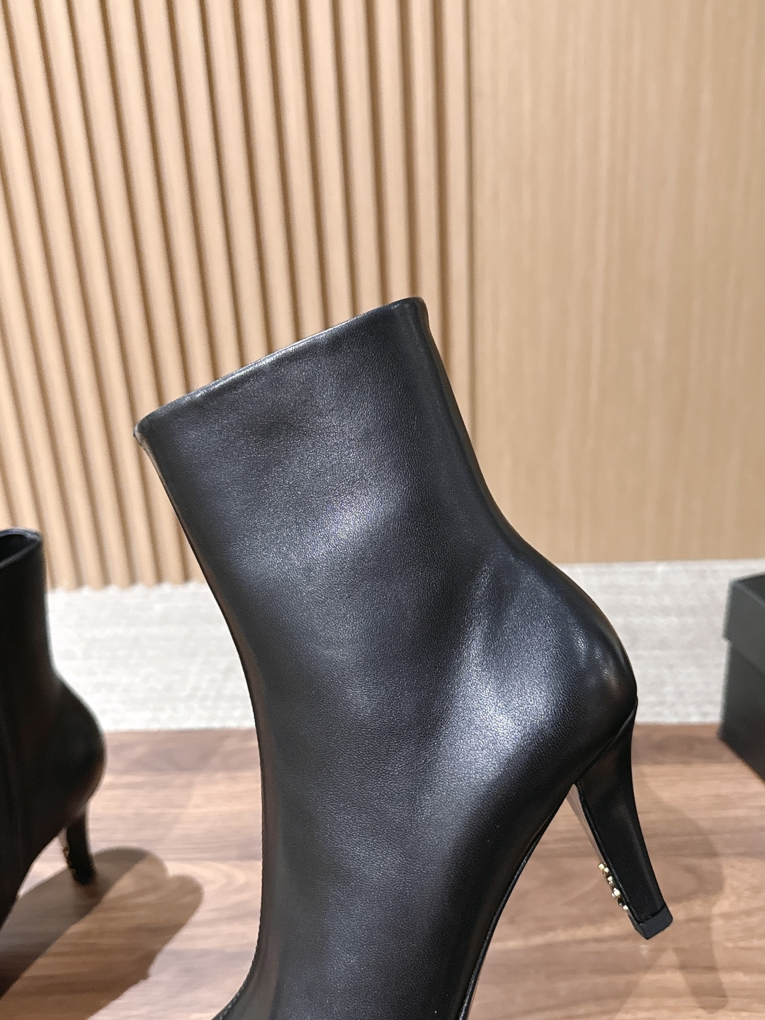 Saint Laurent 圣罗兰YSL简约风高奢质感经典小方头高跟短靴系列 小方头+细高跟+紧身靴筒,是YSL标志性的 Saint Laurent 圣罗兰YSL简约风高奢质感经典小方头高跟短靴系列 小方头+细高跟+紧身靴筒,是YSL标志性的