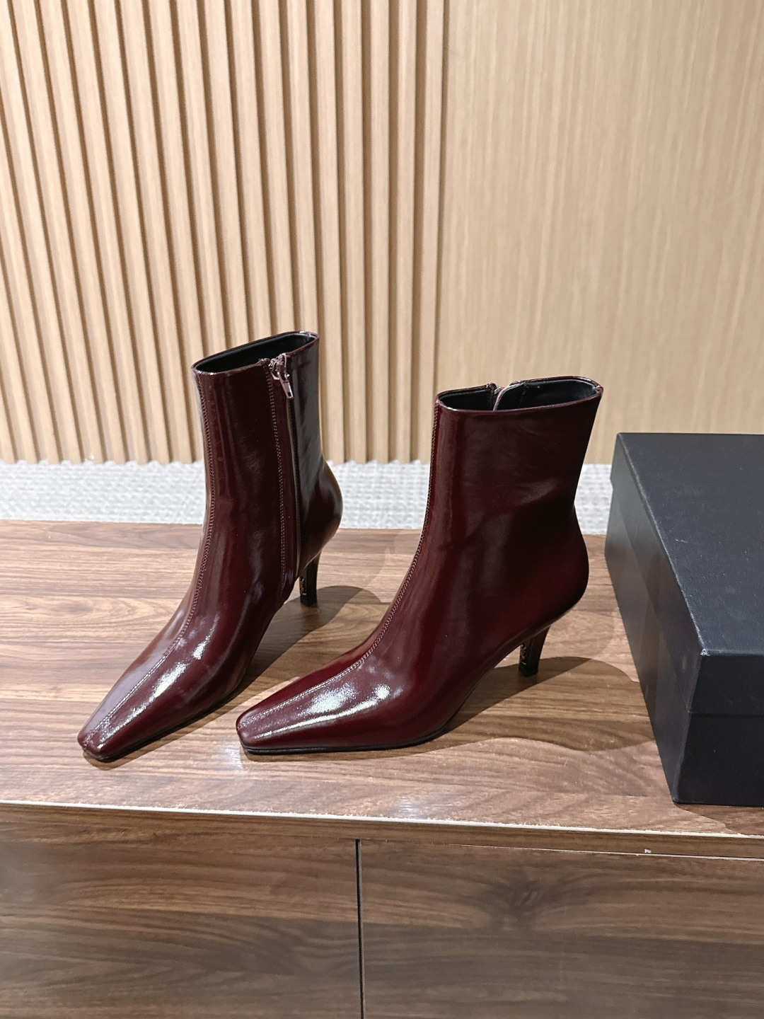 Saint Laurent 圣罗兰YSL简约风高奢质感经典小方头高跟短靴系列 小方头+细高跟+紧身靴筒,是YSL标志性的 Saint Laurent 圣罗兰YSL简约风高奢质感经典小方头高跟短靴系列 小方头+细高跟+紧身靴筒,是YSL标志性的