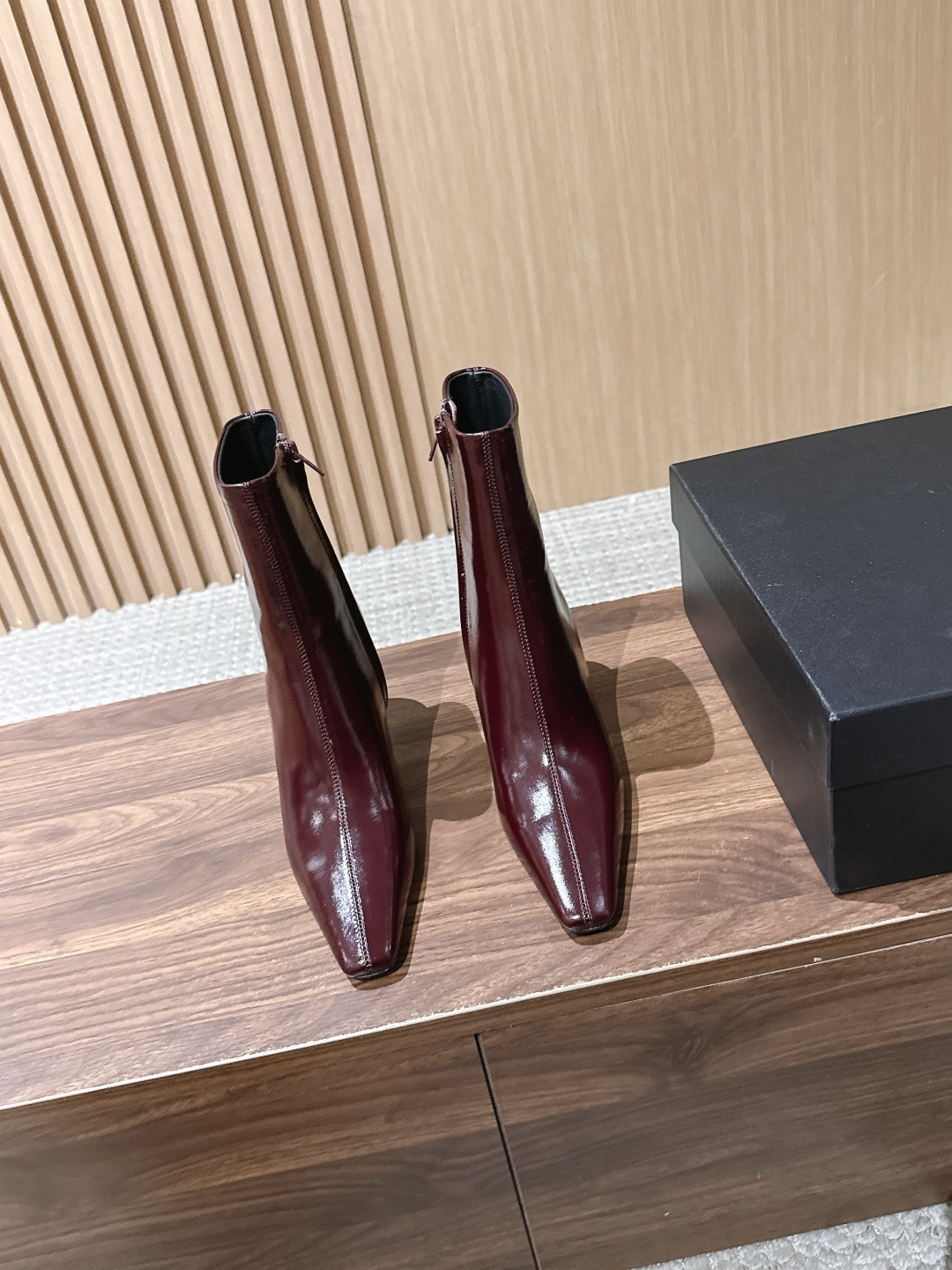 Saint Laurent 圣罗兰YSL简约风高奢质感经典小方头高跟短靴系列 小方头+细高跟+紧身靴筒,是YSL标志性的 Saint Laurent 圣罗兰YSL简约风高奢质感经典小方头高跟短靴系列 小方头+细高跟+紧身靴筒,是YSL标志性的