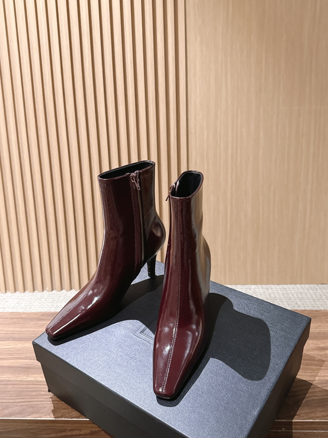 Saint Laurent 圣罗兰YSL简约风高奢质感经典小方头高跟短靴系列 小方头+细高跟+紧身靴筒,是YSL标志性的 Saint Laurent 圣罗兰YSL简约风高奢质感经典小方头高跟短靴系列 小方头+细高跟+紧身靴筒,是YSL标志性的