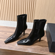 Saint Laurent 圣罗兰YSL简约风高奢质感经典小方头高跟短靴系列 小方头+细高跟+紧身靴筒,是YSL标志性的 Saint Laurent 圣罗兰YSL简约风高奢质感经典小方头高跟短靴系列 小方头+细高跟+紧身靴筒,是YSL标志性的