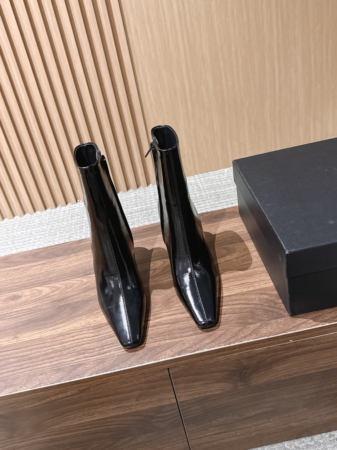 Saint Laurent 圣罗兰YSL简约风高奢质感经典小方头高跟短靴系列 小方头+细高跟+紧身靴筒,是YSL标志性的 Saint Laurent 圣罗兰YSL简约风高奢质感经典小方头高跟短靴系列 小方头+细高跟+紧身靴筒,是YSL标志性的