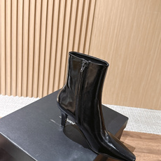 Saint Laurent 圣罗兰YSL简约风高奢质感经典小方头高跟短靴系列 小方头+细高跟+紧身靴筒,是YSL标志性的 Saint Laurent 圣罗兰YSL简约风高奢质感经典小方头高跟短靴系列 小方头+细高跟+紧身靴筒,是YSL标志性的