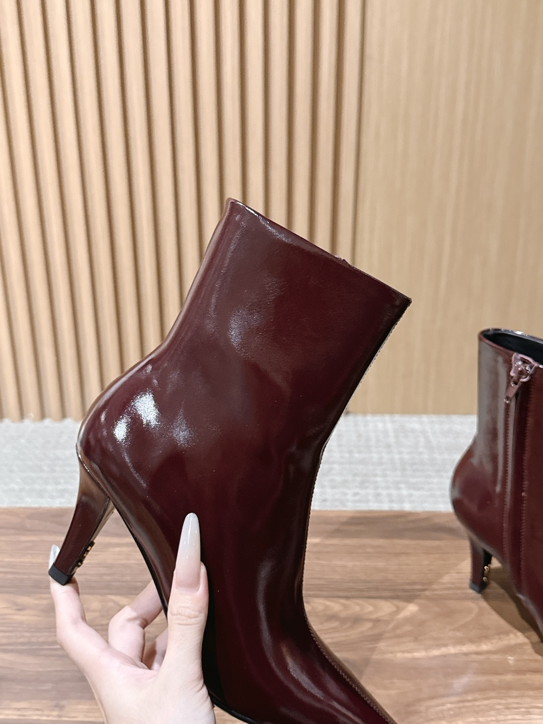 Saint Laurent 圣罗兰YSL简约风高奢质感经典小方头高跟短靴系列 小方头+细高跟+紧身靴筒,是YSL标志性的 Saint Laurent 圣罗兰YSL简约风高奢质感经典小方头高跟短靴系列 小方头+细高跟+紧身靴筒,是YSL标志性的