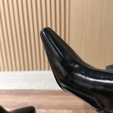 Saint Laurent 圣罗兰YSL简约风高奢质感经典小方头高跟短靴系列 小方头+细高跟+紧身靴筒,是YSL标志性的 Saint Laurent 圣罗兰YSL简约风高奢质感经典小方头高跟短靴系列 小方头+细高跟+紧身靴筒,是YSL标志性的