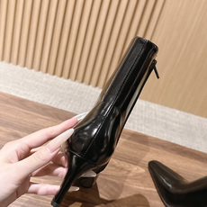 Saint Laurent 圣罗兰YSL简约风高奢质感经典小方头高跟短靴系列 小方头+细高跟+紧身靴筒,是YSL标志性的 Saint Laurent 圣罗兰YSL简约风高奢质感经典小方头高跟短靴系列 小方头+细高跟+紧身靴筒,是YSL标志性的