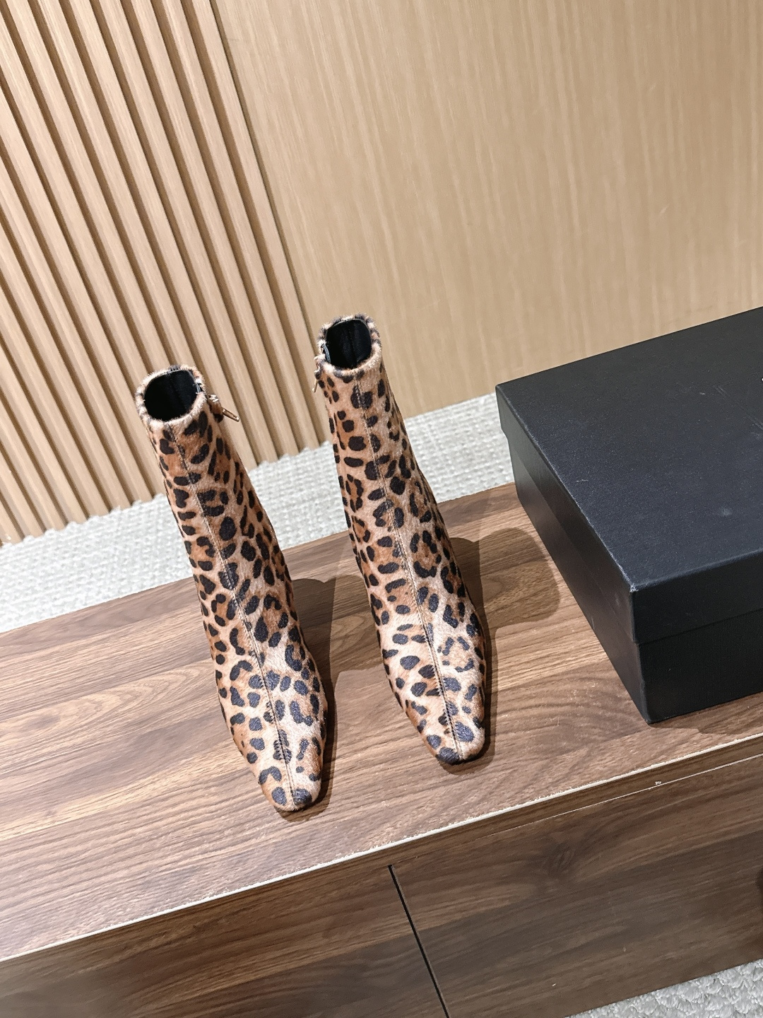 Saint Laurent 圣罗兰YSL简约风高奢质感经典小方头高跟短靴系列 小方头+细高跟+紧身靴筒,是YSL标志性的 Saint Laurent 圣罗兰YSL简约风高奢质感经典小方头高跟短靴系列 小方头+细高跟+紧身靴筒,是YSL标志性的