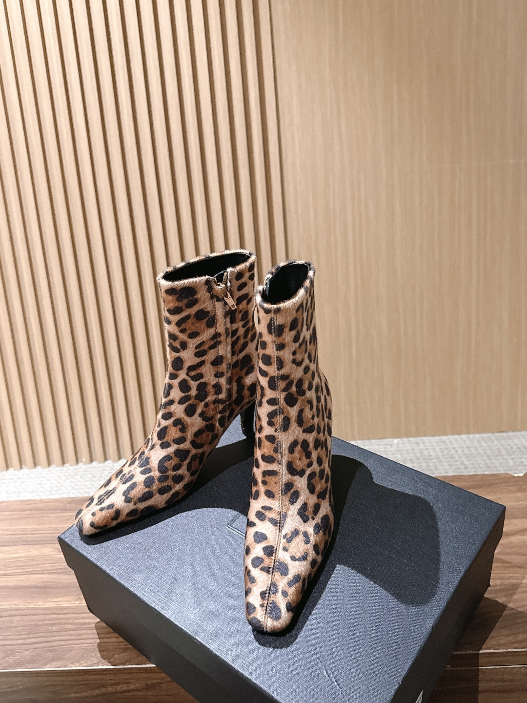 Saint Laurent 圣罗兰YSL简约风高奢质感经典小方头高跟短靴系列 小方头+细高跟+紧身靴筒,是YSL标志性的 Saint Laurent 圣罗兰YSL简约风高奢质感经典小方头高跟短靴系列 小方头+细高跟+紧身靴筒,是YSL标志性的