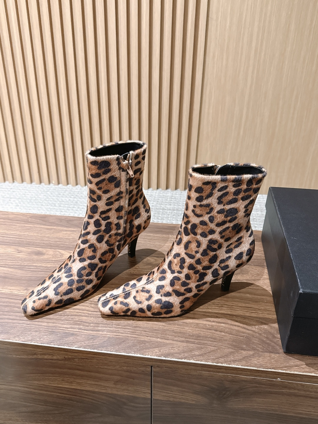 Saint Laurent 圣罗兰YSL简约风高奢质感经典小方头高跟短靴系列 小方头+细高跟+紧身靴筒,是YSL标志性的 Saint Laurent 圣罗兰YSL简约风高奢质感经典小方头高跟短靴系列 小方头+细高跟+紧身靴筒,是YSL标志性的