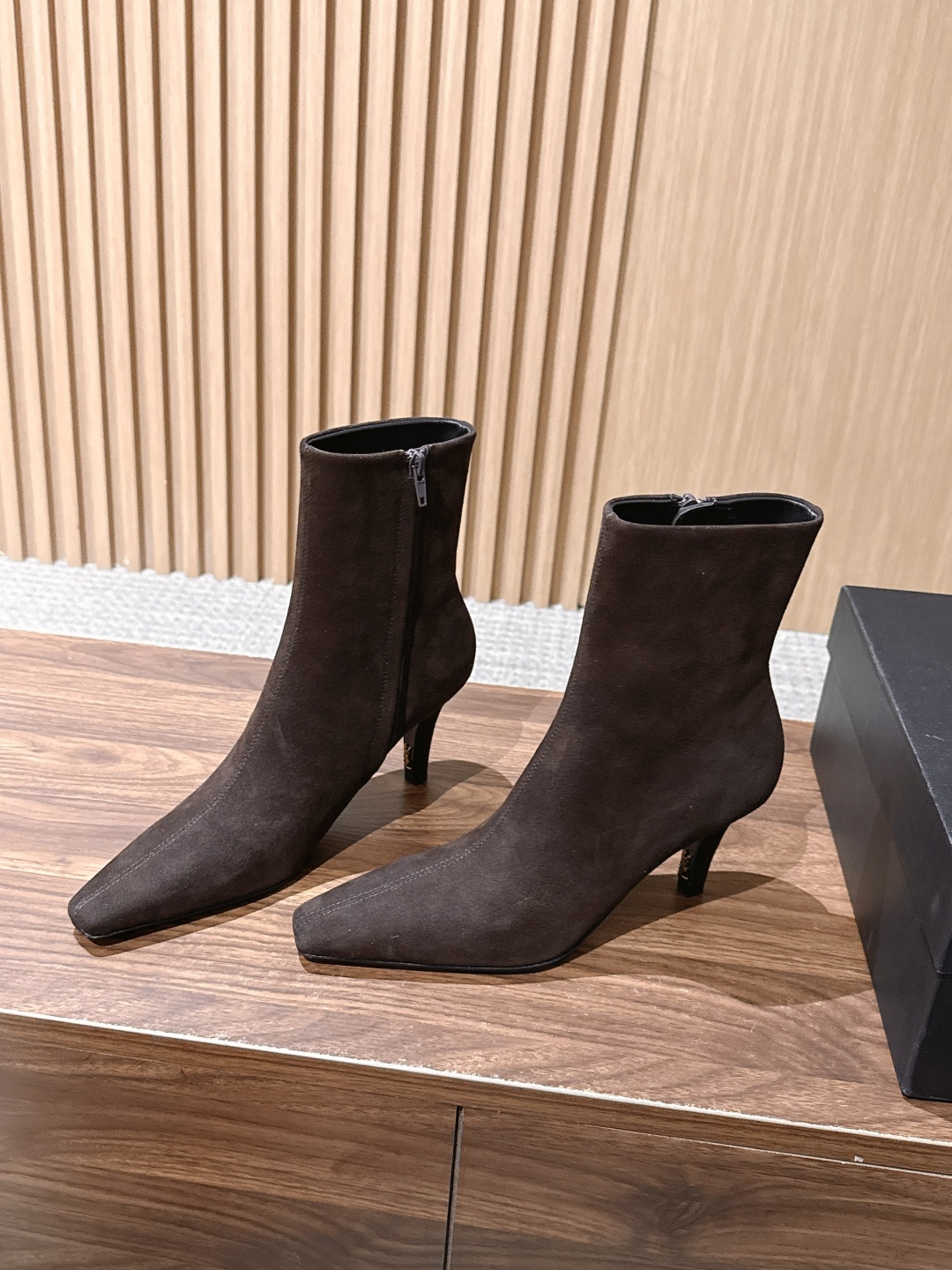 Saint Laurent 圣罗兰YSL简约风高奢质感经典小方头高跟短靴系列 小方头+细高跟+紧身靴筒,是YSL标志性的 Saint Laurent 圣罗兰YSL简约风高奢质感经典小方头高跟短靴系列 小方头+细高跟+紧身靴筒,是YSL标志性的