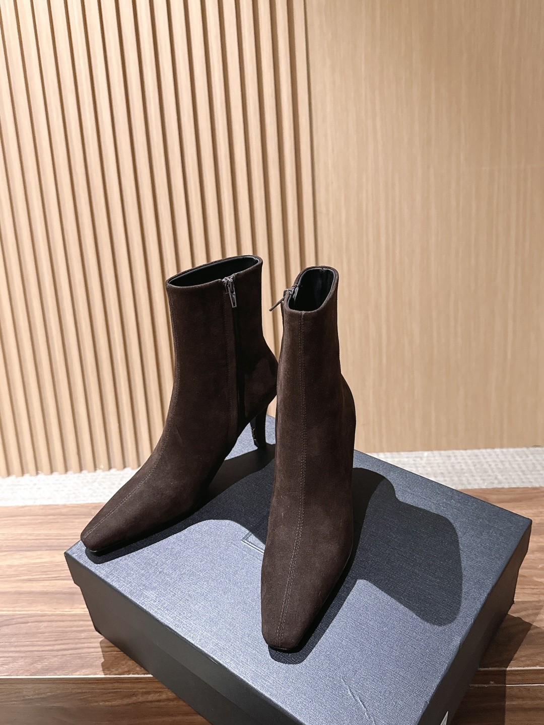 Saint Laurent 圣罗兰YSL简约风高奢质感经典小方头高跟短靴系列 小方头+细高跟+紧身靴筒,是YSL标志性的 Saint Laurent 圣罗兰YSL简约风高奢质感经典小方头高跟短靴系列 小方头+细高跟+紧身靴筒,是YSL标志性的