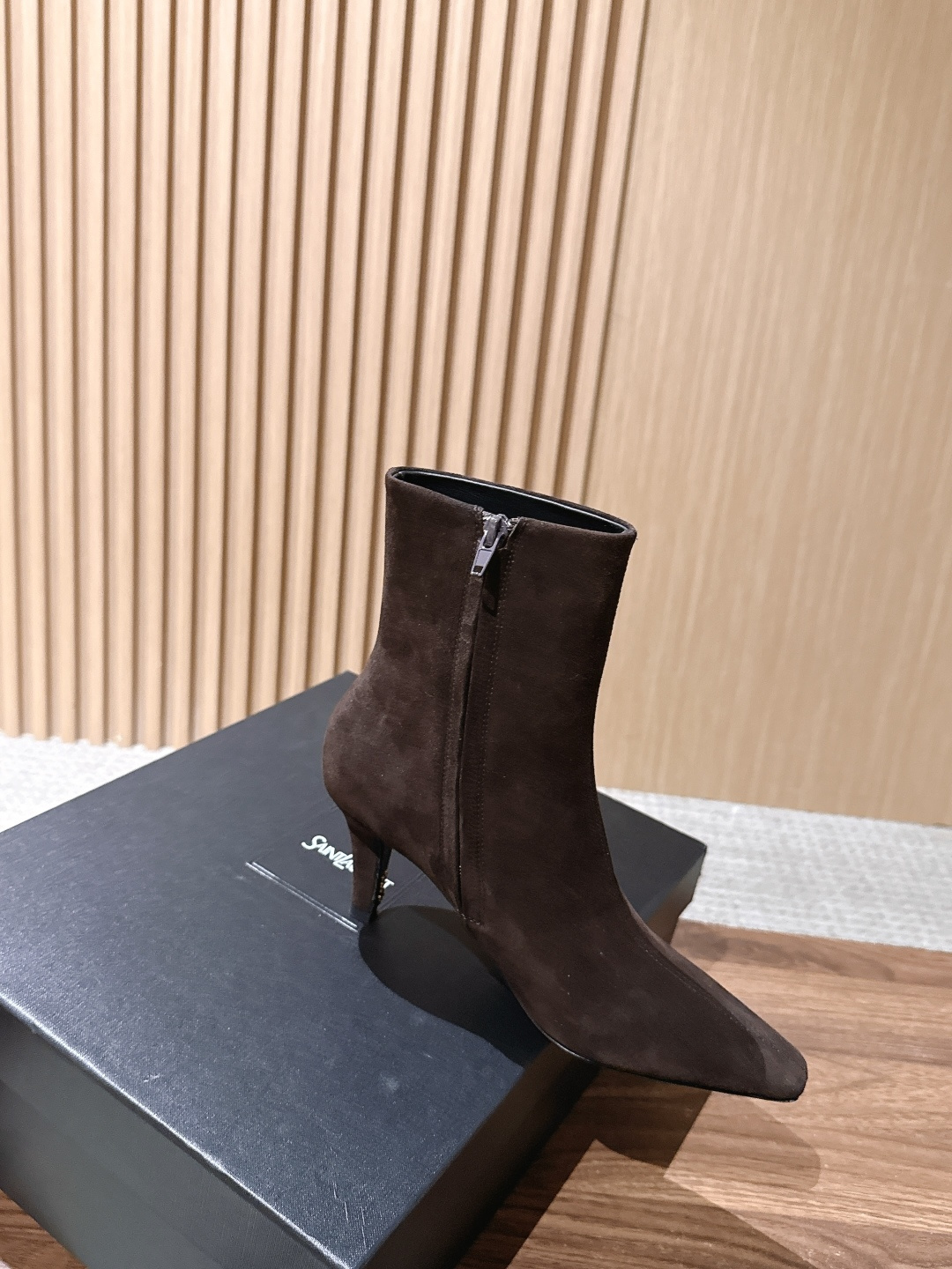 Saint Laurent 圣罗兰YSL简约风高奢质感经典小方头高跟短靴系列 小方头+细高跟+紧身靴筒,是YSL标志性的 Saint Laurent 圣罗兰YSL简约风高奢质感经典小方头高跟短靴系列 小方头+细高跟+紧身靴筒,是YSL标志性的