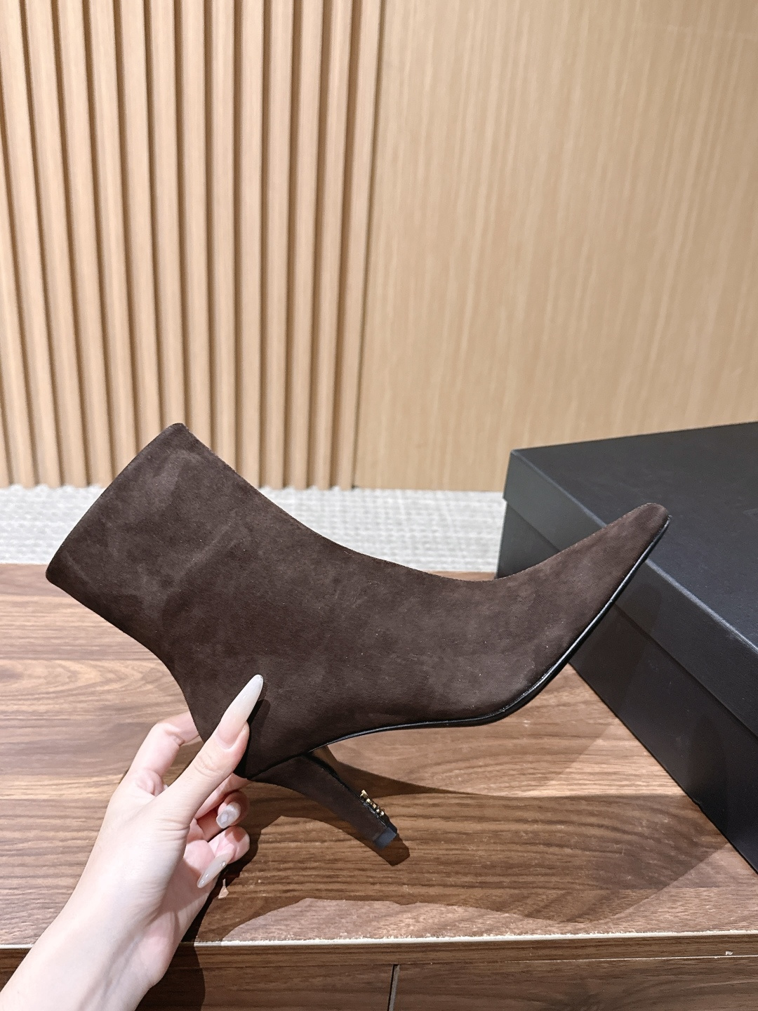 Saint Laurent 圣罗兰YSL简约风高奢质感经典小方头高跟短靴系列 小方头+细高跟+紧身靴筒,是YSL标志性的 Saint Laurent 圣罗兰YSL简约风高奢质感经典小方头高跟短靴系列 小方头+细高跟+紧身靴筒,是YSL标志性的