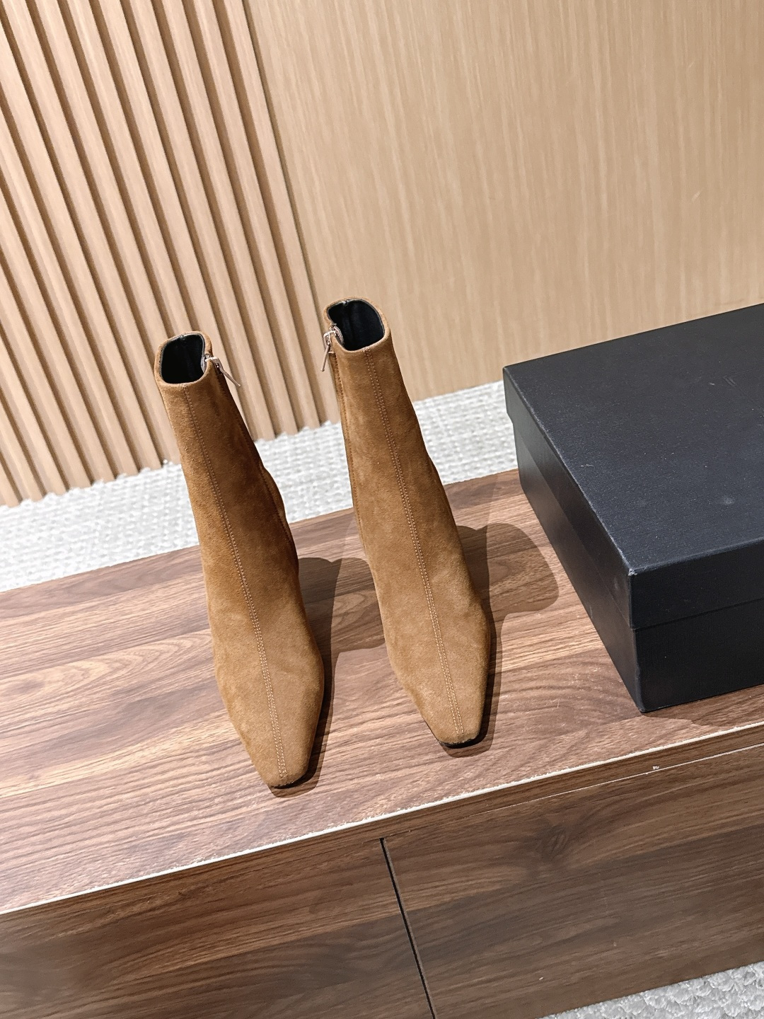Saint Laurent 圣罗兰YSL简约风高奢质感经典小方头高跟短靴系列 小方头+细高跟+紧身靴筒,是YSL标志性的 Saint Laurent 圣罗兰YSL简约风高奢质感经典小方头高跟短靴系列 小方头+细高跟+紧身靴筒,是YSL标志性的