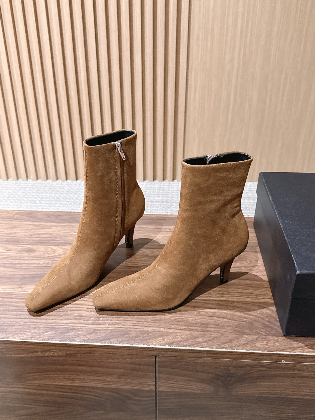 Saint Laurent 圣罗兰YSL简约风高奢质感经典小方头高跟短靴系列 小方头+细高跟+紧身靴筒,是YSL标志性的 Saint Laurent 圣罗兰YSL简约风高奢质感经典小方头高跟短靴系列 小方头+细高跟+紧身靴筒,是YSL标志性的